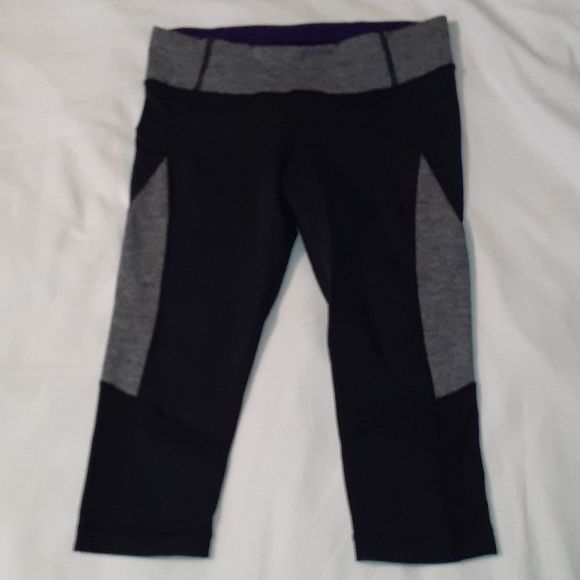 Lululemon Crop Capri Black & Gray Grey‎ Leggings 6 - Picture 1 of 7